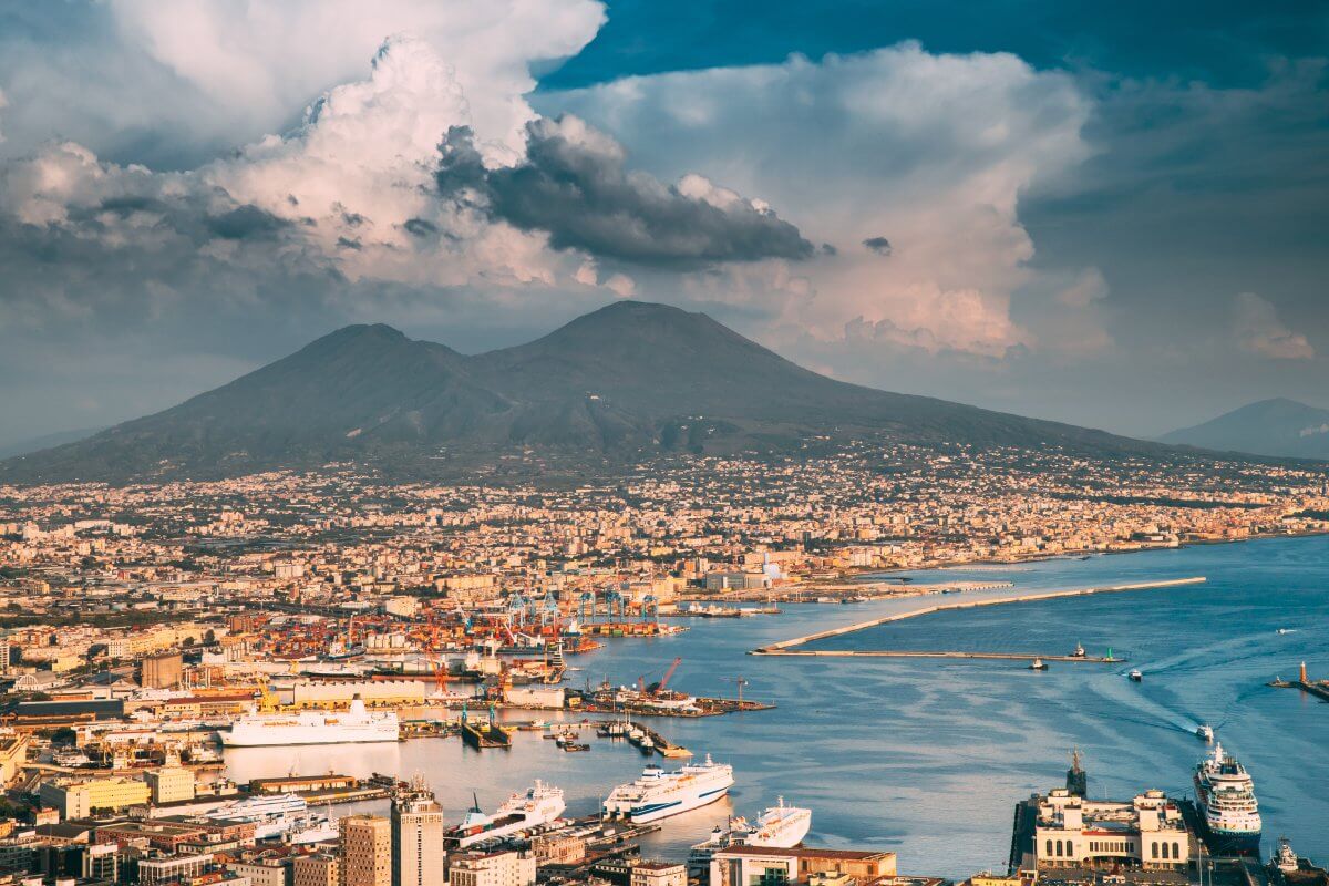 Immagine in evidenza dell'articolo: Nuovi concorsi al Comune di Napoli 2023: oltre 270 posti in arrivo