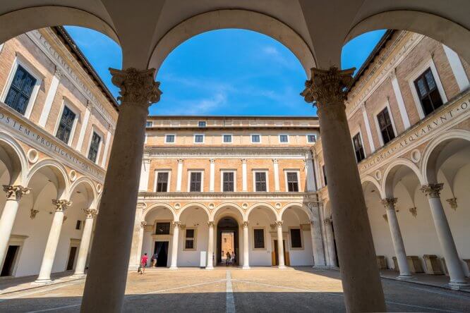 Immagine in evidenza dell'articolo: Concorsi Università Urbino Carlo Bo – bandi per 5 unità vari profili