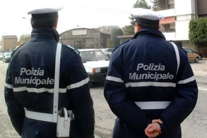 Immagine in evidenza dell'articolo: Come diventare agente di Polizia Municipale (Vigile urbano)