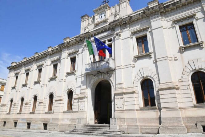 Immagine in evidenza dell'articolo: Concorso Ausiliari Reggio Calabria: bando per 6 unità con scuola dell’obbligo