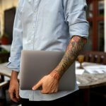 Immagine in evidenza dell'articolo: Tatuaggi e concorsi pubblici: si può partecipare? Regole, limiti e falsi miti