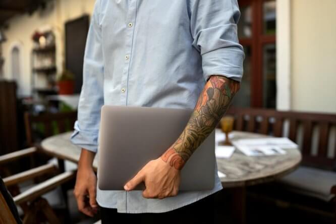 Immagine in evidenza dell'articolo: Tatuaggi e concorsi pubblici: si può partecipare? Regole, limiti e falsi miti