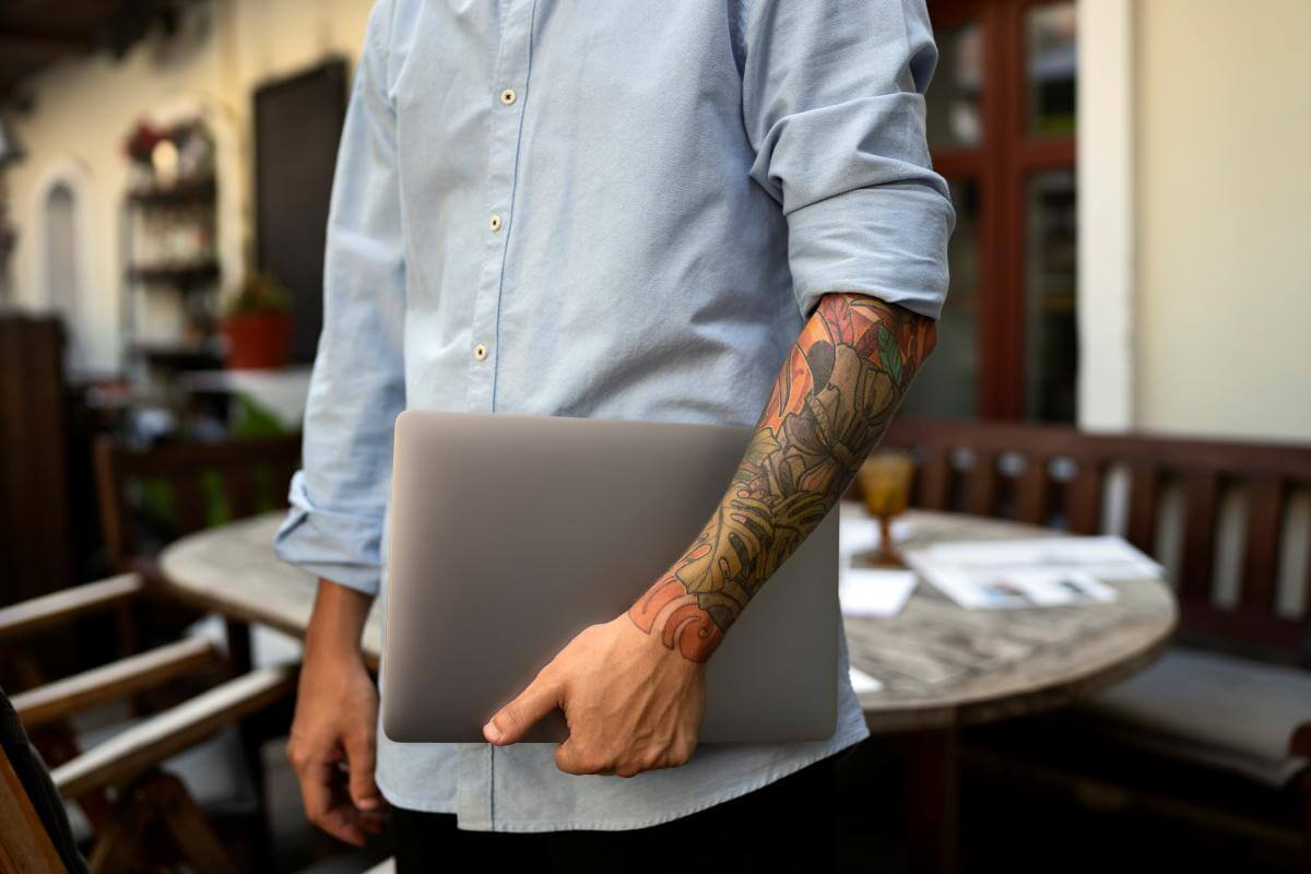Tatuaggi e concorsi pubblici: si può partecipare? Regole, limiti e falsi miti