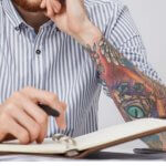Immagine in evidenza dell'articolo: Tatuaggi e concorsi pubblici: si può partecipare? Regole, limiti e falsi miti