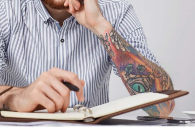 Immagine in evidenza dell'articolo: Tatuaggi e concorsi pubblici: si può partecipare? Regole, limiti e falsi miti
