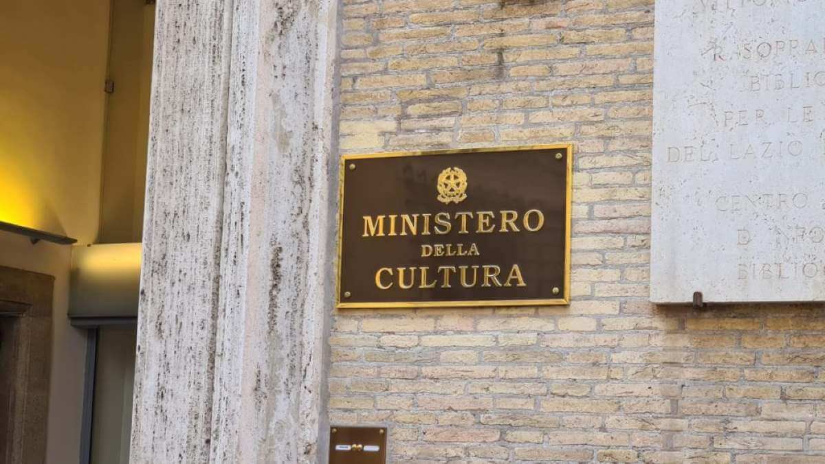 Immagine in evidenza dell'articolo: Assunzioni Ministero della Cultura nel Lazio: 10 posti per conducenti con scuola dell’obbligo