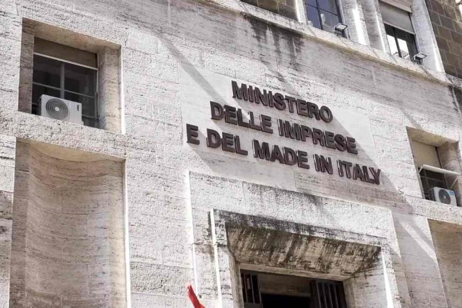 Immagine in evidenza dell'articolo: Concorsi MIMIT 2026: in arrivo circa 1000 posti per diplomati e laureati