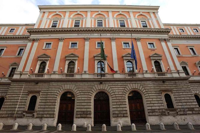 Immagine in evidenza dell'articolo: Concorso 1100 Assistenti Ministero Difesa 2026: bando, ruolo e stipendio per diplomati