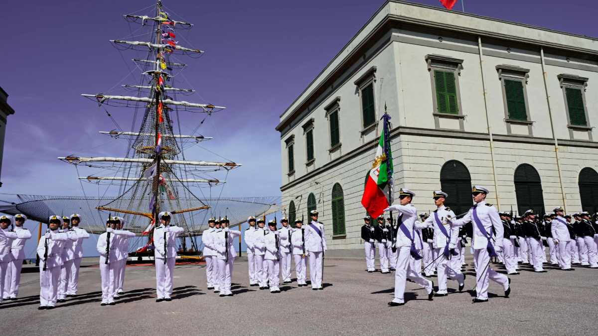 Immagine in evidenza dell'articolo: Concorso Marina Militare 2026: 239 posti per Allievi Ufficiali AUFP e AUPC aperti anche ai civili diplomati e laureati